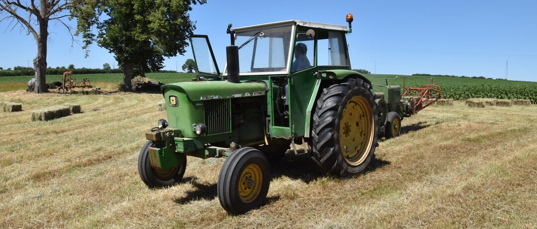 John Deere 2120